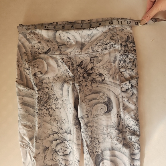 Lululemon Leggings Mid Rise Size 4. Gray ocean Swirl. - Picture 4 of 7